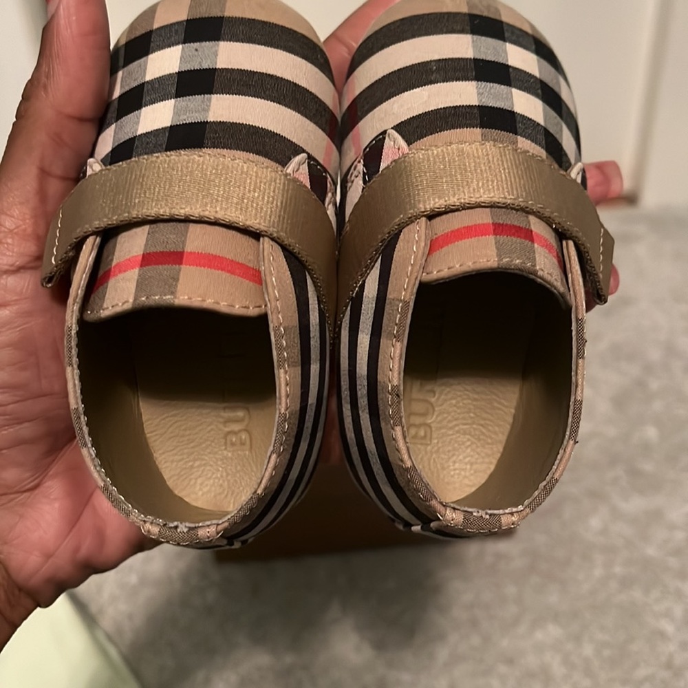 Baby girls Burberry London England canvas shoes. Beige Charlton Check - Picture 6 of 7